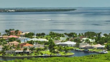 Körfez kıyısında, deniz kıyısında yeşil bitki örtüsü olan sulak alanlara yakın özel evleri olan yerleşim yerlerinin havadan görüntüsü. Doğa kavramına yakın yaşamak.