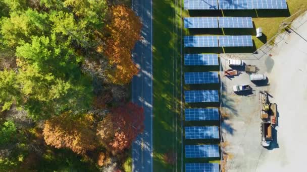 Luchtfoto Van Duurzame Elektriciteitscentrale Met Vele Rijen Zonnepanelen Voor Productie — Stockvideo