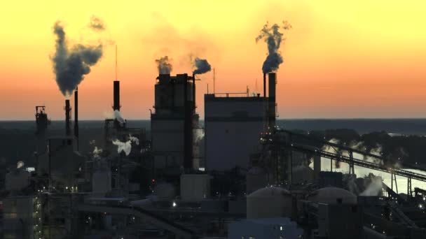 Kæmpe Fabrik Med Høje Skorstene Forurenende Atmosfære Med Kuldioxid Røg – Stock-video