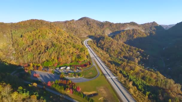 Gran Parada Camiones Con Área Descanso Carolina Del Norte Montañas — Vídeo de stock