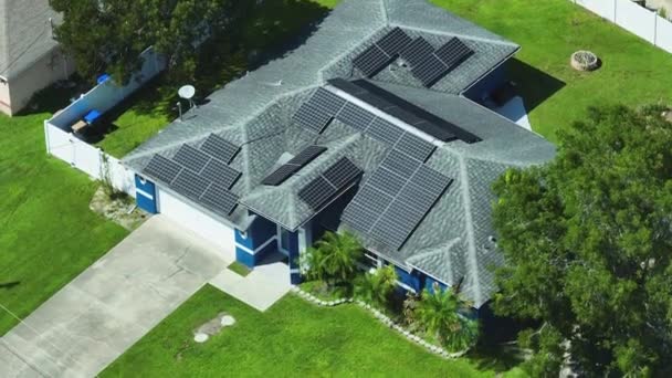 Standard American Residential House Rooftop Covered Solar Photovoltaic Panels Producing — Stok video