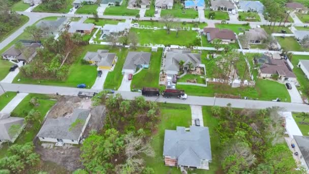 飓风伊恩特别灾后恢复垃圾车的俯瞰从佛罗里达乡村街道捡来树枝碎片 处理自然灾害的后果 — 图库视频影像