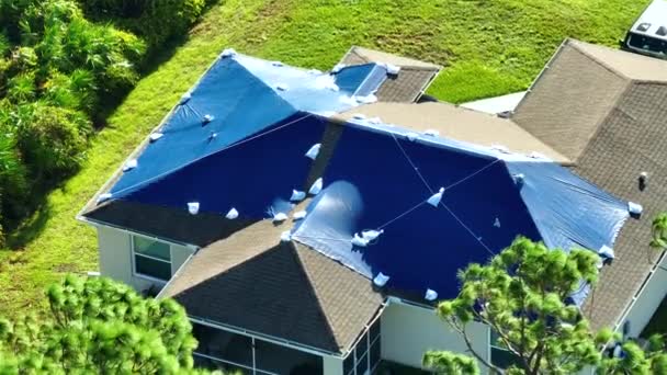 Vista Superior Telhado Casa Vazamento Coberto Com Lençóis Lona Proteção — Vídeo de Stock