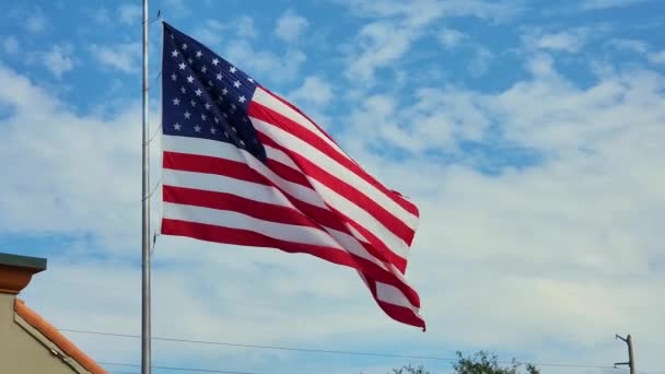 Bandera Nacional Ondeando Viento Contra Cielo Azul Estrellas Rayas Americanas — Vídeos de Stock