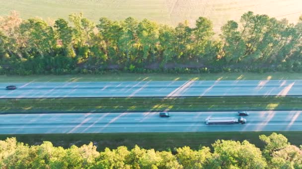 高速移動トラックや車で忙しいアメリカの高速道路の上からの眺め 州間輸送の概念 — ストック動画
