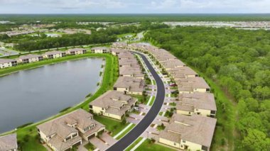 Güney Florida 'da kapalı yaşam kulüplerinde, yoğun bir şekilde inşa edilmiş konut havuzlarının manzarası. Amerikan banliyölerinde emlak gelişimine örnek olarak Amerikan rüya evleri.