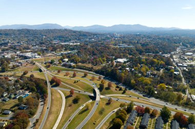 Asheville, Kuzey Carolina 'da sonbahar mevsiminde hızlı hareket eden araba ve kamyonlarla Amerikan otobanının kavşağını görüyoruz. ABD ulaştırma altyapı kavramı.