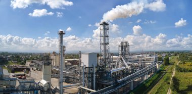 Petrol ve gaz rafinerisi yüksek rafineri fabrikası üretim yapısına sahip petrokimya fabrikasının havadan görünüşü. Küresel üretim ve üretim kavramı.