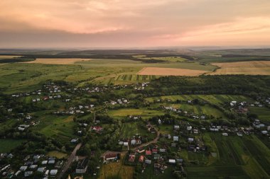 Gün batımında kırsal bölgedeki yerleşim yerlerinin hava görüntüsü.