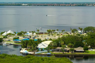Deniz kıyısında yeşil bitki örtüsü olan vahşi yaşam sulak alanları yakınlarındaki özel evleri olan yerleşim yerlerinin havadan görünüşü. Doğa kavramına yakın yaşamak.