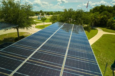Güneş panellerinin havadan görünüşü park yerinin gölgelik çatısı olarak yerleştirildi. Etkili temiz elektrik üretimi için park edilmiş arabalar için. Fotovoltaik teknoloji şehir altyapısına entegre edildi.