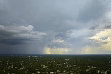 Kasvetli gökyüzünde kara fırtınalı bulutlar oluşuyor. Kenar mahallelerde sağanak yağış sezonunda..