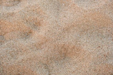 Sahil şeridini kaplayan temiz sarı kum yüzeyi. Kum dokusu.