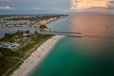 Sarasota County, ABD 'deki kalabalık Nokomis plajının yüksek açılı görüntüsü. Birçok insan tatillerde okyanus suyunda yüzer ve gün batımında sıcak Florida güneşinde dinlenir..