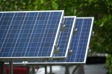 Otoparkın yakınına temiz elektrik üretimi için güneş panelleri yerleştirildi. Fotovoltaik teknoloji elektrikli araba şarjı için kentsel altyapıya entegre edildi.