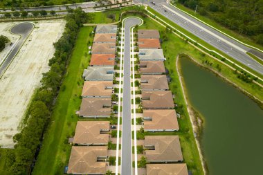 Güney Florida 'da kapalı yaşam kulüplerindeki yoğun konutların manzarası. Amerikan banliyölerinde emlak gelişimine örnek olarak Amerikan rüya evleri.