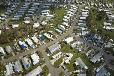 Florida yerleşim bölgesindeki Ian kasırgasından sonra ağır hasar görmüş mobil evler. Doğal afetin sonuçları..