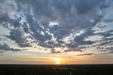 Colofrul bulutları akşam güneşinin batışıyla aydınlandı. Gün batımında değişen bulutlu hava.
