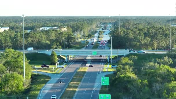Повітряний Вид Автострад Перекриває Єднання Автомобілями Вантажівками Швидко Рухаються Інфраструктура — стокове відео