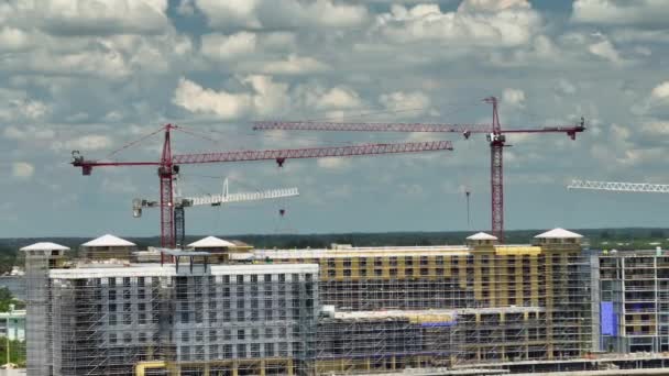 Flygfoto Över Tornlyftkranar Höghus Byggarbetsplats Fastighetsutveckling — Stockvideo
