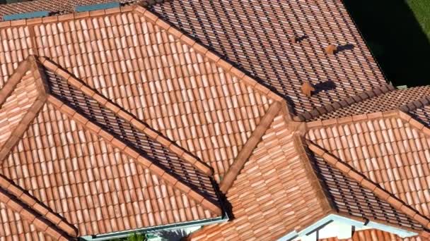 Fechar Telhado Casa Coberta Com Telhas Cerâmica Cobertura Edifício Empilhada — Vídeo de Stock