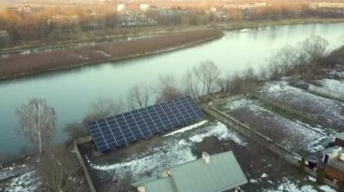 Güneş fotovoltaik panelleri temiz ekolojik elektrik enerjisi üretmek için arka bahçede tek başına duran çerçeveye monte edildi. Özerk ev kavramı.