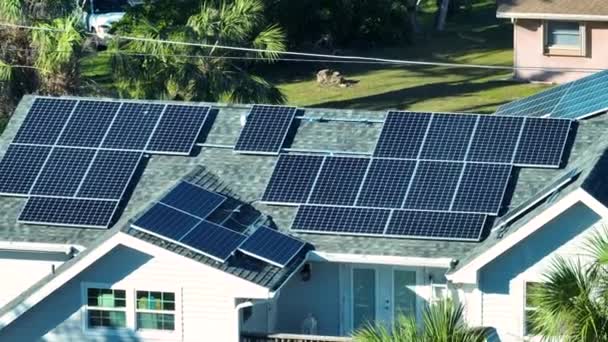 Banliyö Bölgesinde Temiz Ekolojik Elektrik Üretimi Için Güneş Panelleriyle Kaplı — Stok video