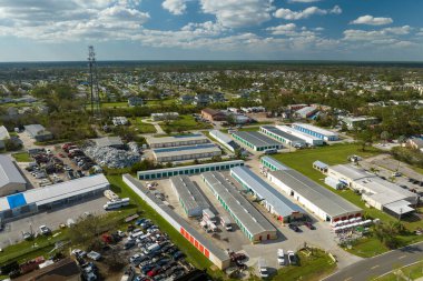 Şehir bölgesindeki malzeme depoları ve lojistik merkezleri olan sanayi bölgesinin havadan görüntüsü.