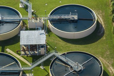 Kentsel atık su arıtma tesisindeki modern su temizleme tesisinin havadan görüntüsü. İstenmeyen kimyasalların, askıya alınmış katı maddelerin ve gazların kirlenmiş sıvılardan çıkarılması süreci.
