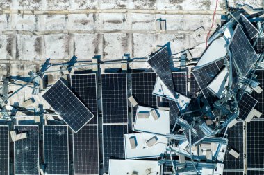 Ian kasırgası tarafından yok edilen fotovoltaik güneş panelleri yeşil ekolojik elektrik üretmek için endüstriyel binaların çatısına monte edildi. Doğal afetin sonuçları..