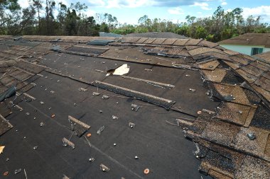 Florida 'daki Ian kasırgasından sonra kiremitleri eksik olan hasarlı bir çatı. Doğal afetin sonuçları..