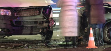 Gece şehir caddesindeki çarpışma sonrası ağır araba kazalarında hasar görmüş. Yol güvenliği ve sigorta kavramı.