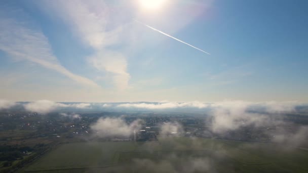 パフィーな朝の霧に覆われた風景の高高度からの空中ビュー 雨雲の中で冷たい湿気のある空気凝縮 — ストック動画