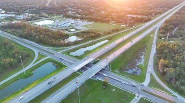 Hareket halindeki trafik araçları ve kamyonlarla otoyol üst geçidi görüntüsü.