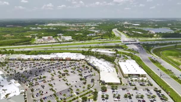 Vista Aérea Muitos Carros Coloridos Estacionados Estacionamento Grande Shopping Center — Vídeo de Stock