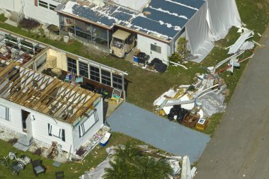 Florida yerleşim bölgesindeki Ian kasırgasından sonra ağır hasar görmüş mobil evler. Doğal afetin sonuçları..