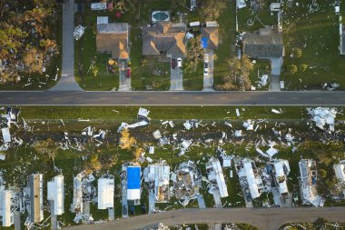 Florida yerleşim bölgesindeki Ian kasırgasından sonra ağır hasar görmüş mobil evler. Doğal afetin sonuçları..