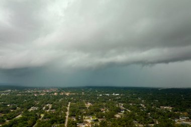 Kasaba üzerinde sağanak fırtınadan önce fırtınalı gökyüzünde oluşan kara uğursuz bulutların manzarası..