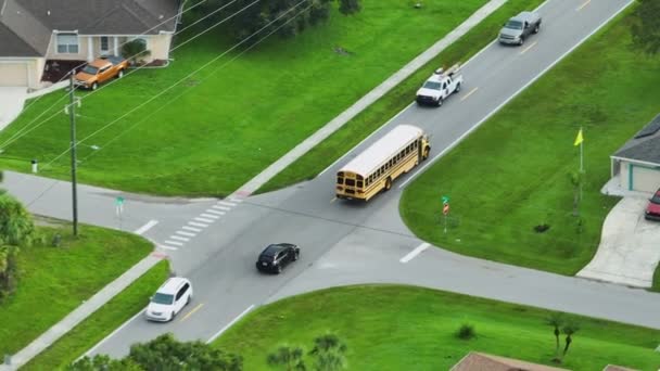 Top Uitzicht Klassieke Amerikaanse Gele Schoolbus Rijden Het Platteland Stad — Stockvideo