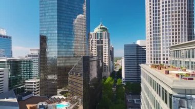 Kuzey Carolina, ABD 'deki Charlotte şehrinin şehir merkezindeki çağdaş yüksek gökdelen binalarının görüntüsü. Ticari finans bölgesiyle Amerikan megapolis.