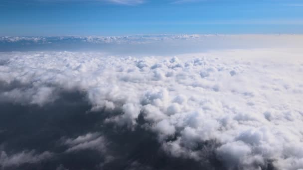 Вид Повітря Вікна Літака Великій Висоті Землі Вкритий Пухнастими Кумульськими — стокове відео