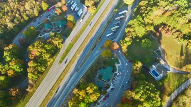 Вид Воздуха Большую Зону Отдыха Возле Оживленной Американской Автострады Быстро — стоковое видео