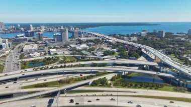 Jacksonville şehrinin hava manzarası. Yüksek ofis binaları ve hızlı hareket eden araba ve kamyonlarla Amerikan otoyolu kavşağı. ABD ulaştırma altyapı kavramı.