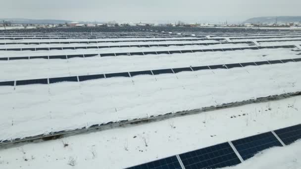 Luchtfoto Van Een Met Sneeuw Bedekte Duurzame Elektriciteitscentrale Met Vele — Stockvideo