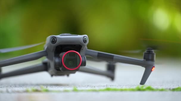 带模糊快速旋转螺旋桨的无人机和在空中飞行的摄像机 — 图库视频影像