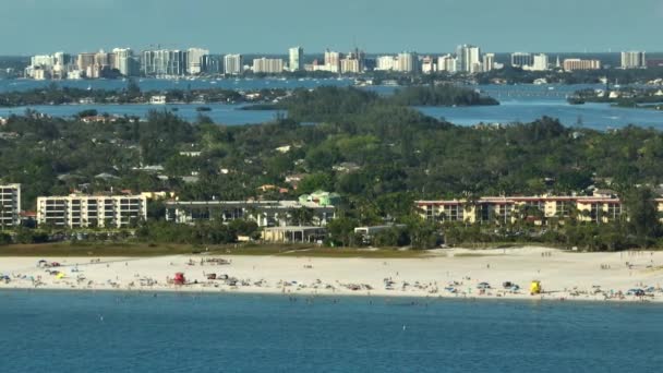 美国萨拉索塔著名的午睡海滩 沙滩上有柔软的白沙 许多人要求在温暖的海湾里洗澡 在炽热的佛罗里达阳光下晒太阳 — 图库视频影像
