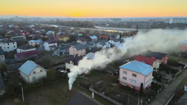 건기중에 공기를 오염시키는 연기로 짚에서 나오는 폐기물의 모닥불을 공중에서 함으로 — 비디오