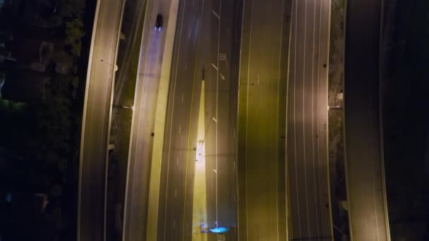 在佛罗里达州坦帕 空中看到了美国高速公路在夜间与高速驾驶汽车和卡车的交叉口 从上面看美国的交通基础设施 — 图库视频影像