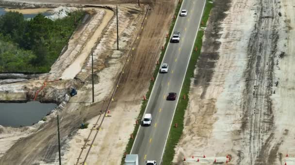 Pemandangan Udara Jalan Tol Amerika Sedang Dibangun Dengan Lalu Lintas — Stok Video