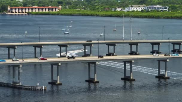 从空中俯瞰佛罗里达州的Barron Collier桥和Gilchrist桥 交通繁忙 夏洛特州连接蓬塔戈尔达和夏洛特港的交通基础设施 — 图库视频影像